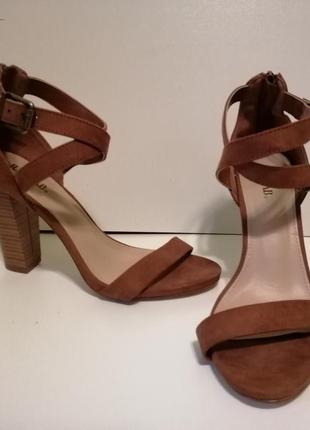 Модные женские эко замшевые туфли сандали босоножки на каблуке justfab