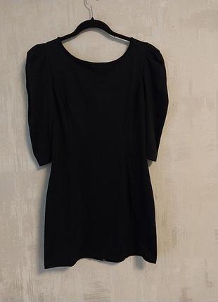 Черное короткое платье. молния на спине