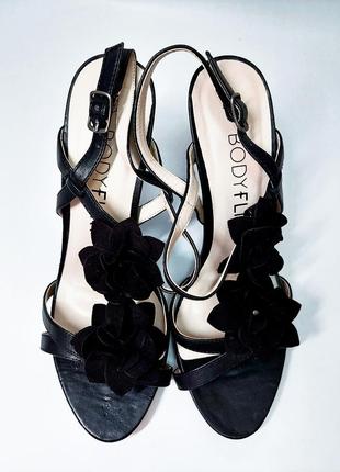 Новые женские черные босоножки на каблуке с цветками на застежке от бренда body flirt. сток2 фото
