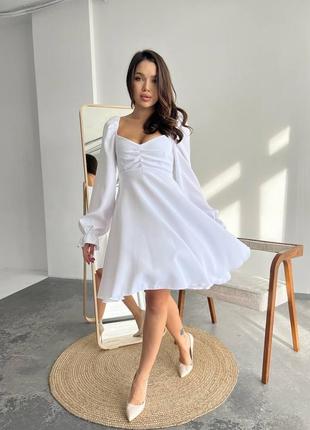 Коктейльна сукня (плаття) білого кольору з обʼємними рукавами