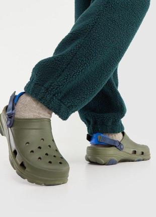 Крокс класік клог алл терейн зелені crocs classic all terrain clog army green/navy2 фото