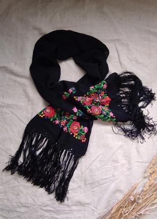 Широкий шарф палантин з ьарвистою вишивкою з китицями