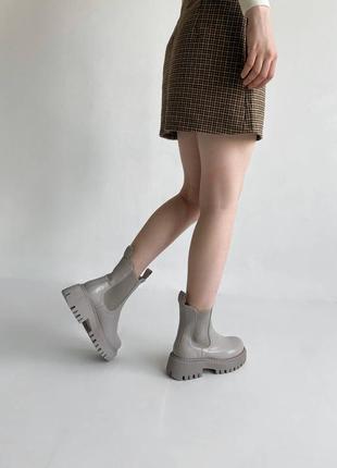 Модные серые ботинки на каблуке7 фото