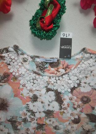 Шикарная натуральная стрейчевая футболка в цветочный принт с ажурным воротничком george.3 фото