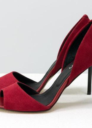 Босоножки на шпильке