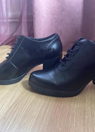 Красивые классические туфли