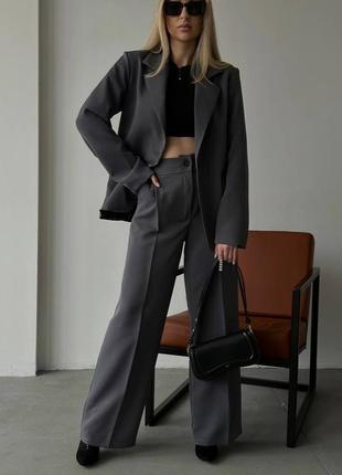 Трендовый деловой женский костюм пиджак на подкладке и широкие брюки палаццо свободного кроя комплект