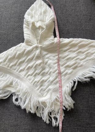 Белое вязаное пончо болеро с капюшоном для девочки4 фото