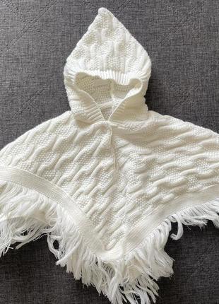 Белое вязаное пончо болеро с капюшоном для девочки3 фото