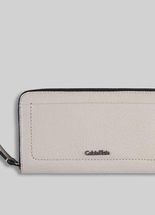 Жіночий білий шкіряний гаманець calvin klein logo zip