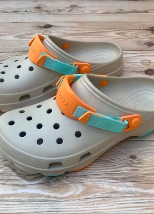 Крокс класік клог алл террейн бежеві crocs classic all-terrain clog chai/multicolor7 фото