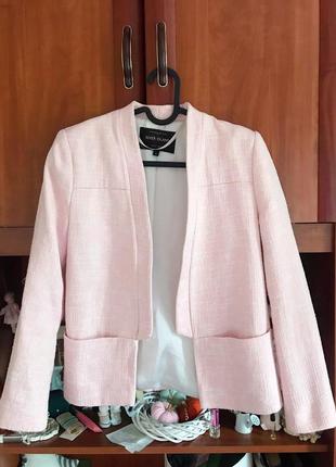 Нежно розовый пиджак