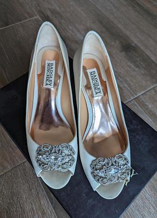 Босоножки kitten heel badgley mischka 36,5 ivory