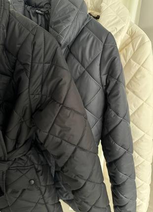 Жіноча стильна весняна демісезонна куртка осінь весна молочна графіт чорна з пояском...