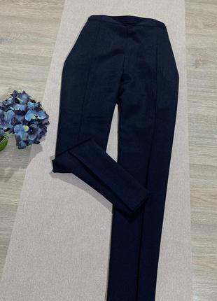 Актуальные классические брюки тёмно-синего цвета.2 фото
