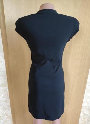 Черное стрейчевое платье с разрезом4 фото