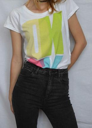 Біла футболка з яскравим принтом okay
