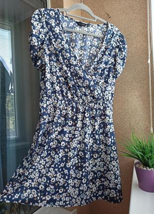 Красивое легкое летнее платье в мелкий цветочный принт1 фото