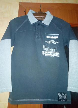 Футболка с длинным рукавом.