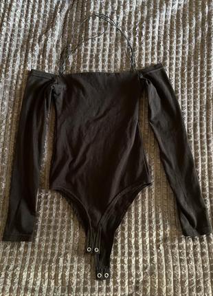 Черный боди с открытыми плечами romashka