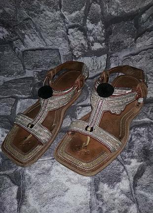 Оригинальные индийские босоножки с вышивкой