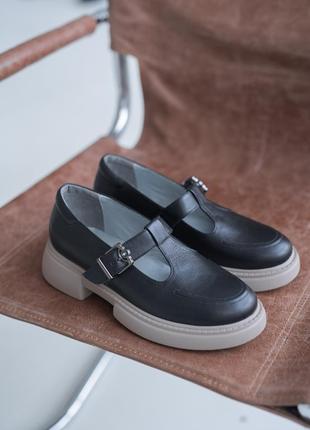 Кожаные черные туфли на бежевой подошве