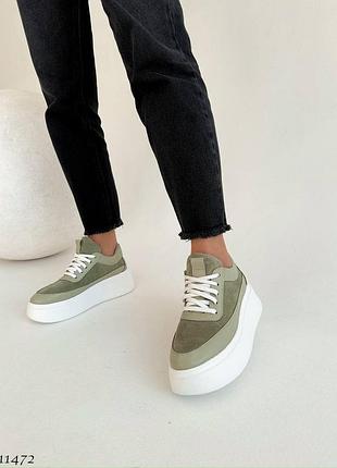 Кайфовые качественные кеды кроссовки оливковые на высокой белой подошве замшевые с кожаными вставками