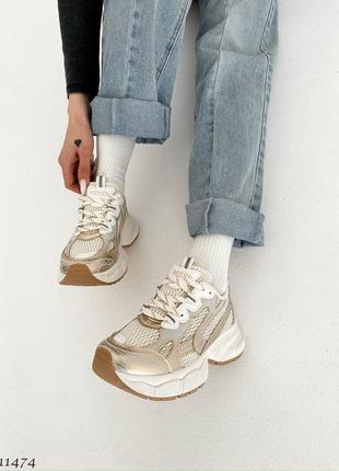 Ну очень классные кроссовки на повышенной подошве бежевые с золотистыми и серебряными вставками1 фото