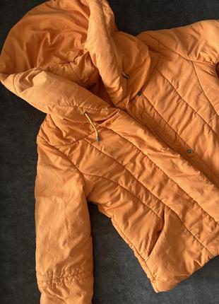 Теплая куртка оранжевая с капюшоном1 фото