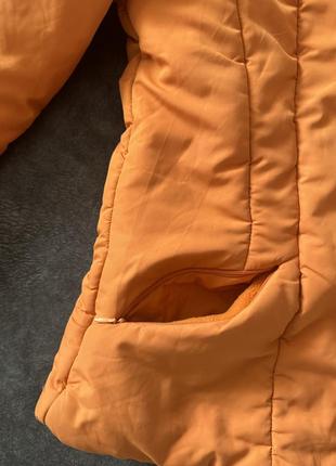 Теплая куртка оранжевая с капюшоном3 фото