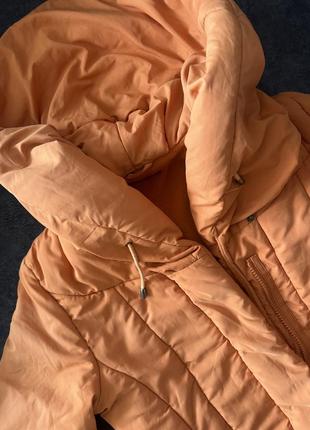 Теплая куртка оранжевая с капюшоном4 фото
