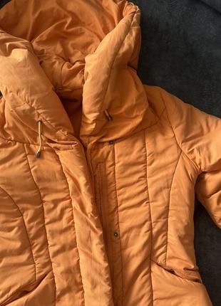 Теплая куртка оранжевая с капюшоном2 фото