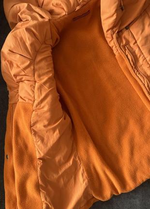 Теплая куртка оранжевая с капюшоном5 фото