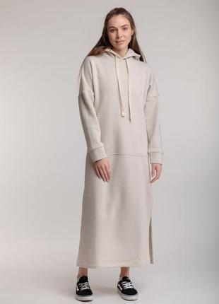 Длинное трикотажное прямое теплое платье бежевого цвета с разрезами, капюшоном и карманом4 фото