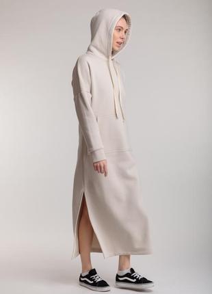 Длинное трикотажное прямое теплое платье бежевого цвета с разрезами, капюшоном и карманом2 фото