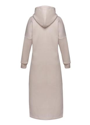Длинное трикотажное прямое теплое платье бежевого цвета с разрезами, капюшоном и карманом10 фото