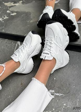 Білі жіночі кросівки на високій підошві потовщеній масивній