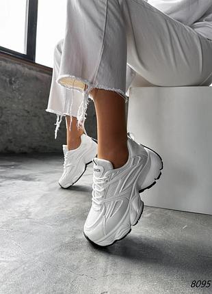 Білі жіночі кросівки на високій підошві потовщеній масивній