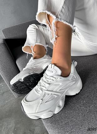 Білі жіночі кросівки на високій підошві потовщеній масивній