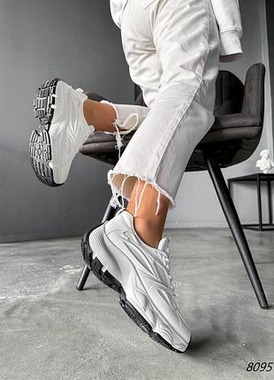 Білі жіночі кросівки на високій підошві потовщеній масивній