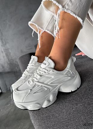 Білі жіночі кросівки на високій підошві потовщеній масивній