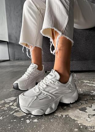 Білі жіночі кросівки на високій підошві потовщеній масивній