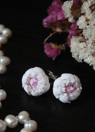 Сережки ручної роботи з квітами "біло-рожеві півонії"1 фото