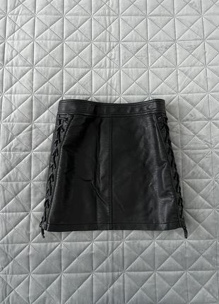 Черная короткая юбка из экокожи2 фото