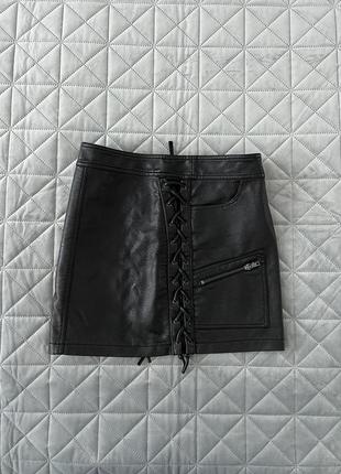 Черная короткая юбка из экокожи3 фото