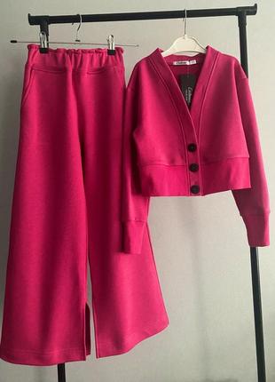 Костюм з розрізами малина