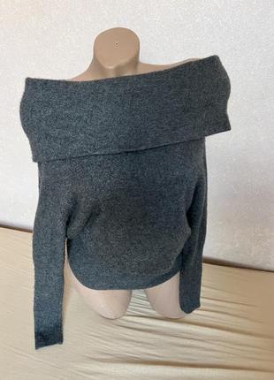 Серый свитер с открытыми плечами полушерсть, мягкий, пушистый и приятный  к телу . размер xs-s