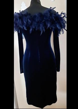 Платье темно-синие стрейч бархат оксамит на бретелях футляр миди боа перья длинные рукава4 фото
