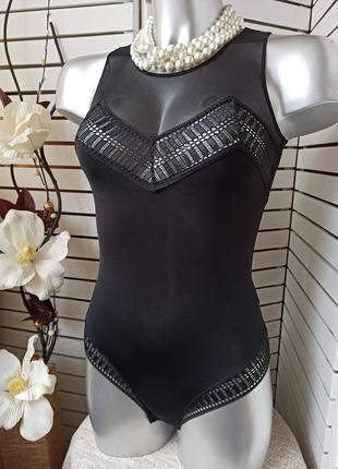 Очень красивое гладенькое боди с прозрачным верхом.