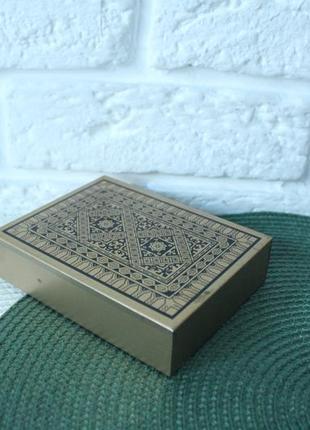 Металічна скринька з дуже гарним візерунком.